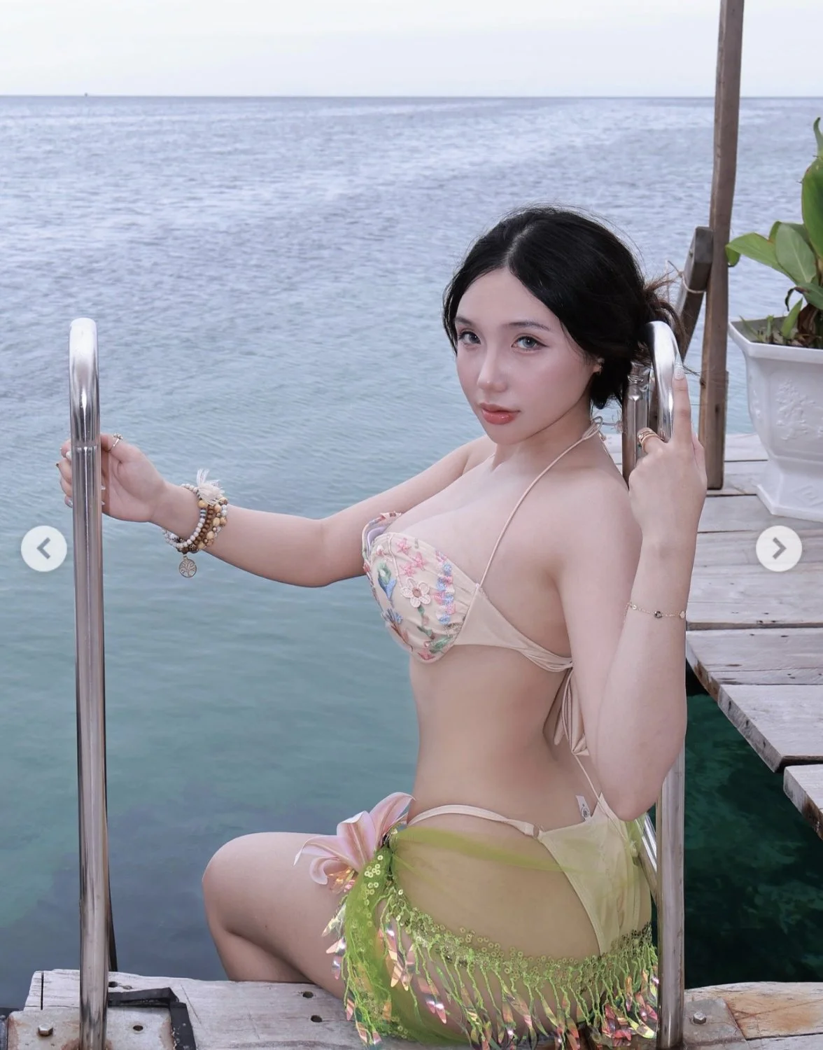 Con đĩ gia khang cứ mặc bikini là auto nứng cặc image 3