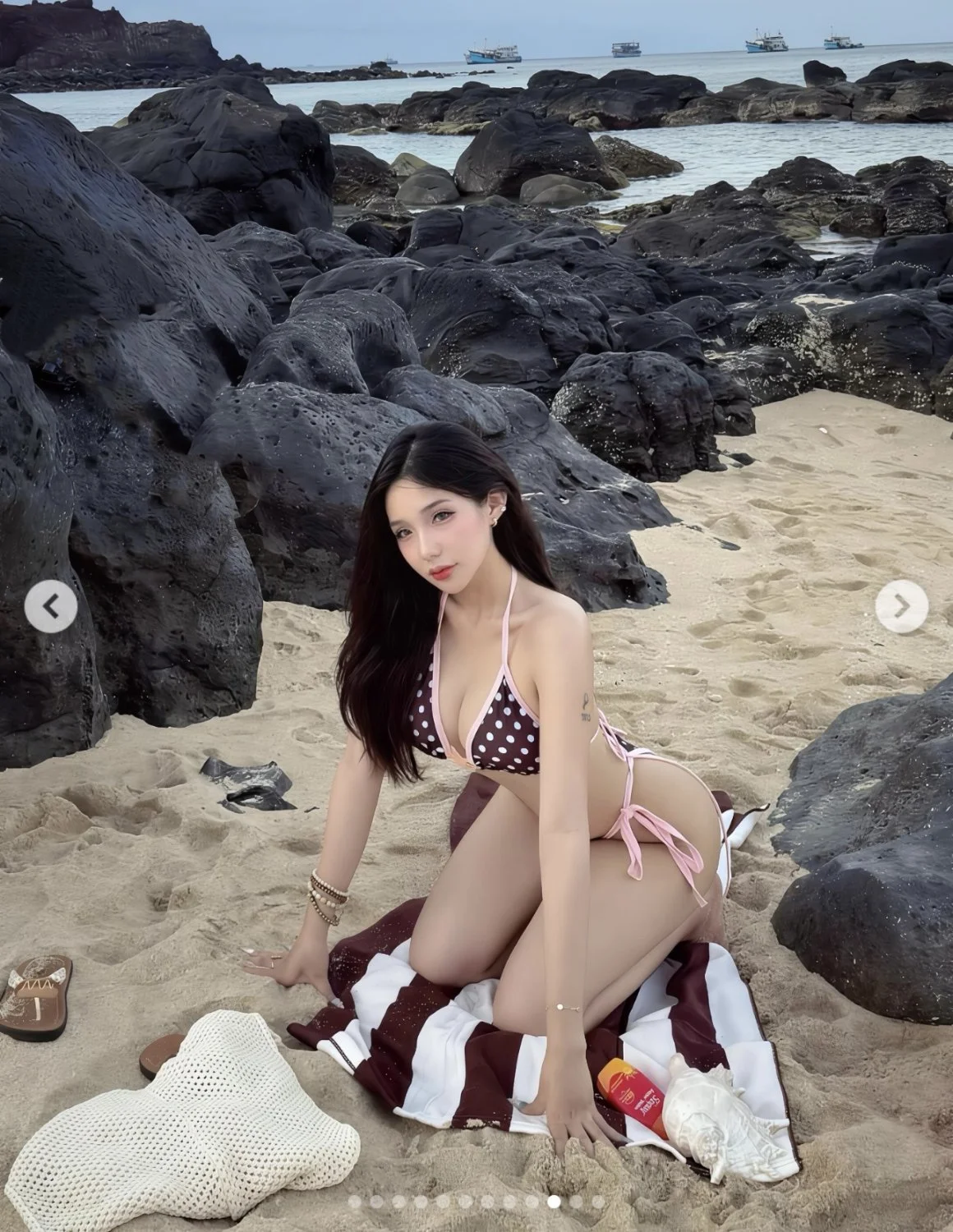 Con đĩ gia khang cứ mặc bikini là auto nứng cặc image 5