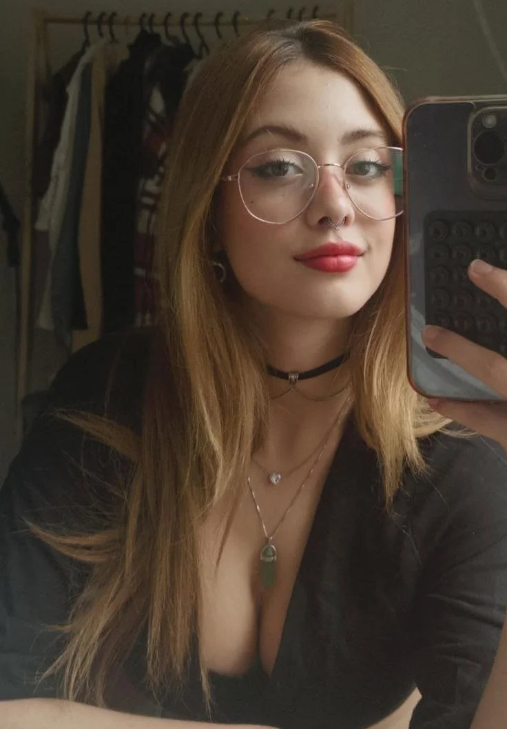 A puta da Ananda sempre vai servir de material pra punhetar bem gostoso main image