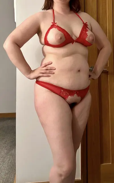 🇬🇧 red or blue? A Hotwife shows us her lingerie. MILF mom married tinder pawg cover image