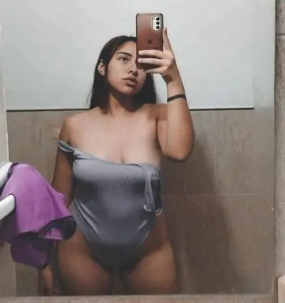 Pendeja argentina se puso como loquita y comenzó a subir nudes cover image