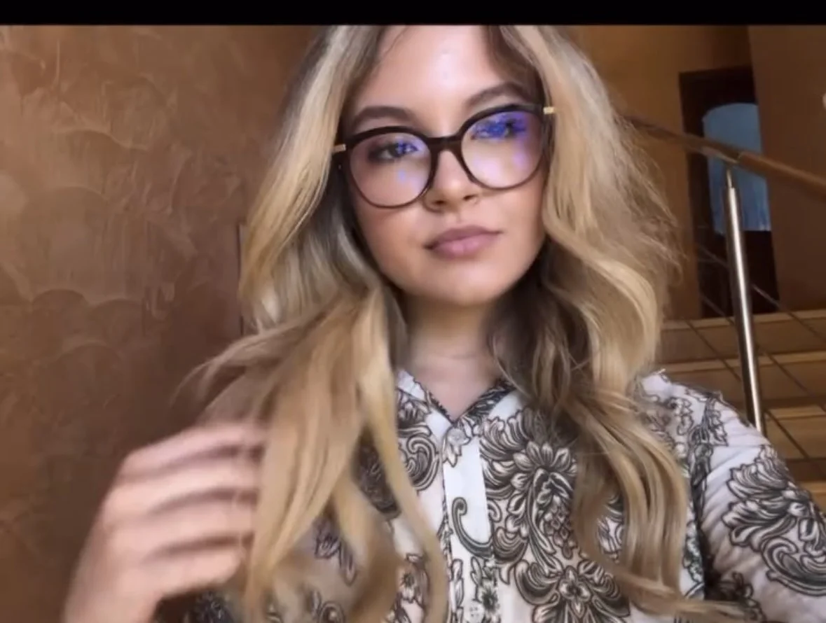 Dirty teen slut Lavinia image 3