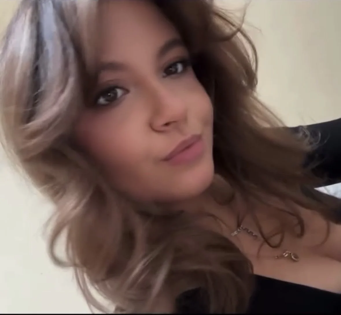 Dirty teen slut Lavinia image 4