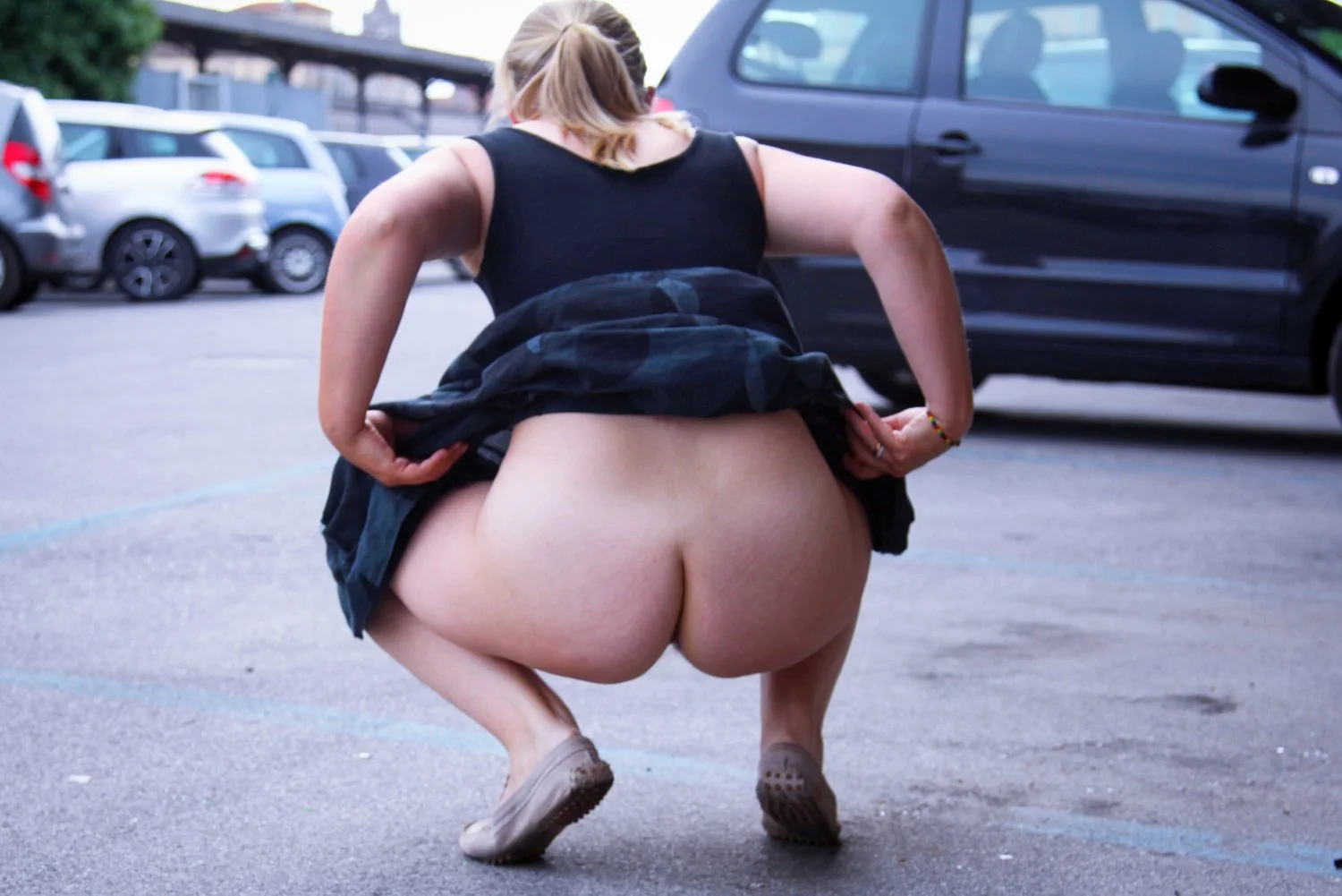 flashing ass without panties... main image