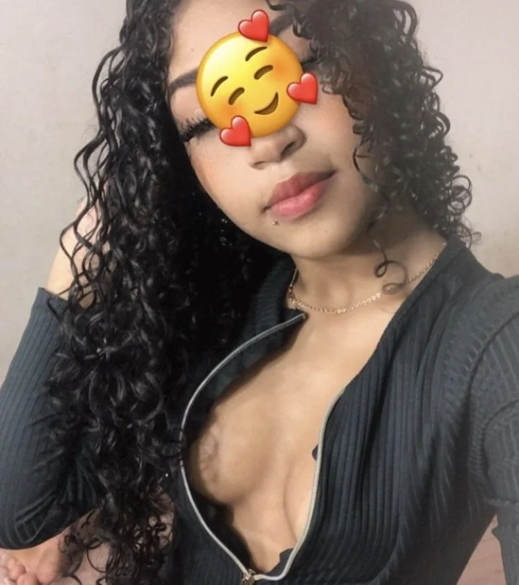 Morena novinha gostosa foi vazada dando pro cria na favela vazados jovem cacheada putinha puta rj main image