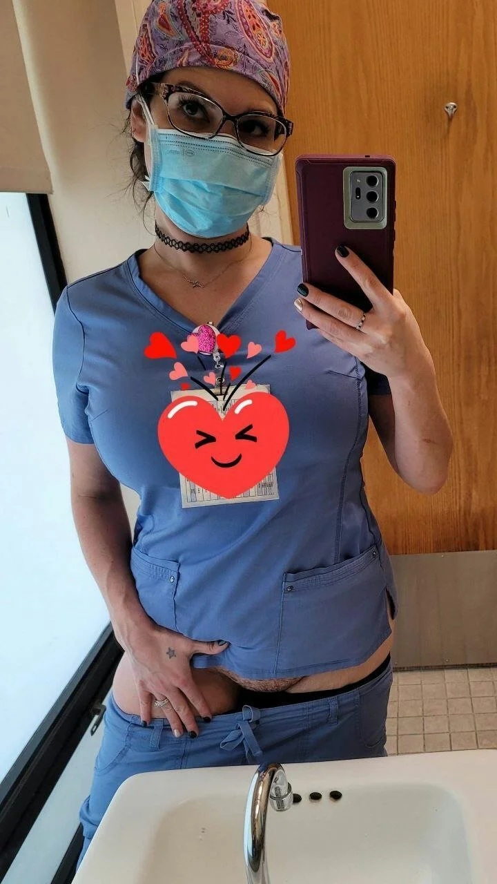 Doctora latina sexy culona blanquita cojiendo en cuatro con su amigo main image