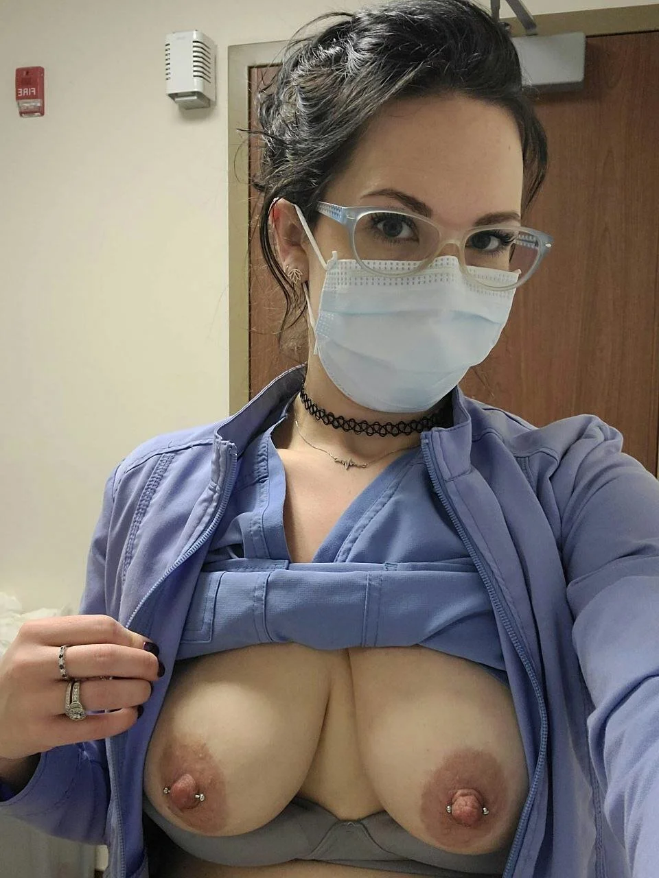 Doctora latina sexy culona blanquita cojiendo en cuatro con su amigo image 3