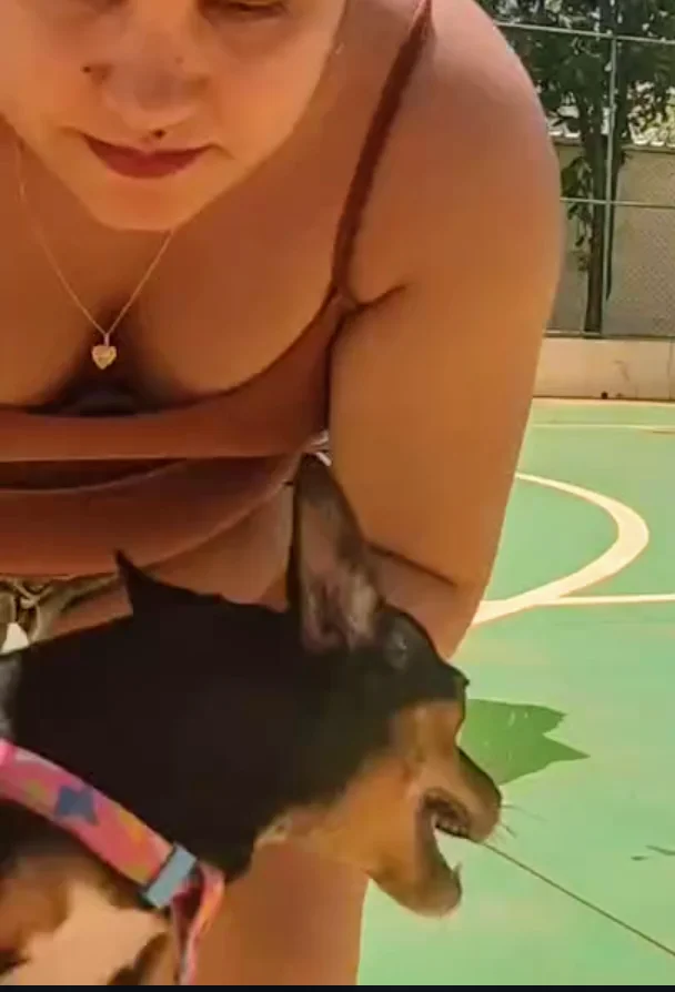 Flagrando a coxa grossa de shortinho na quadra image 3