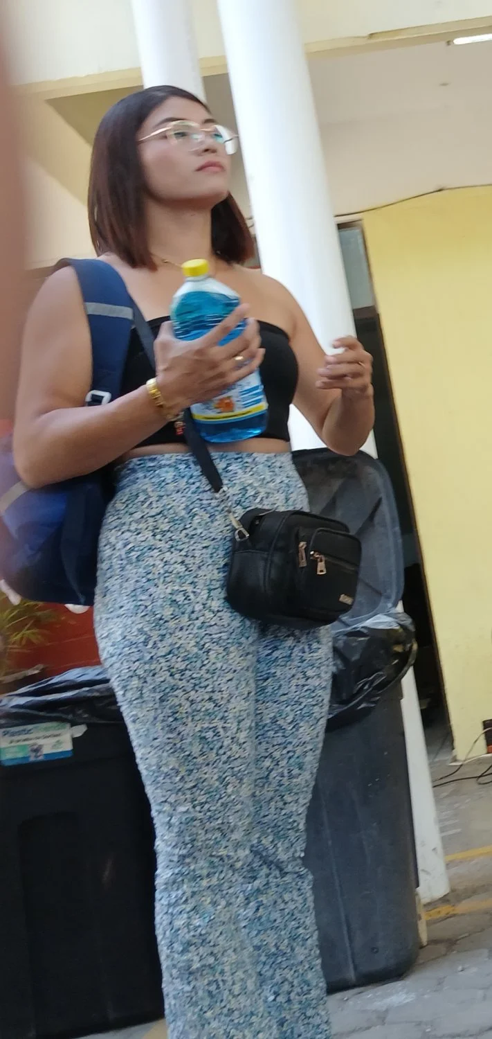 Voyeur hermosa putimami en la escuela image 2