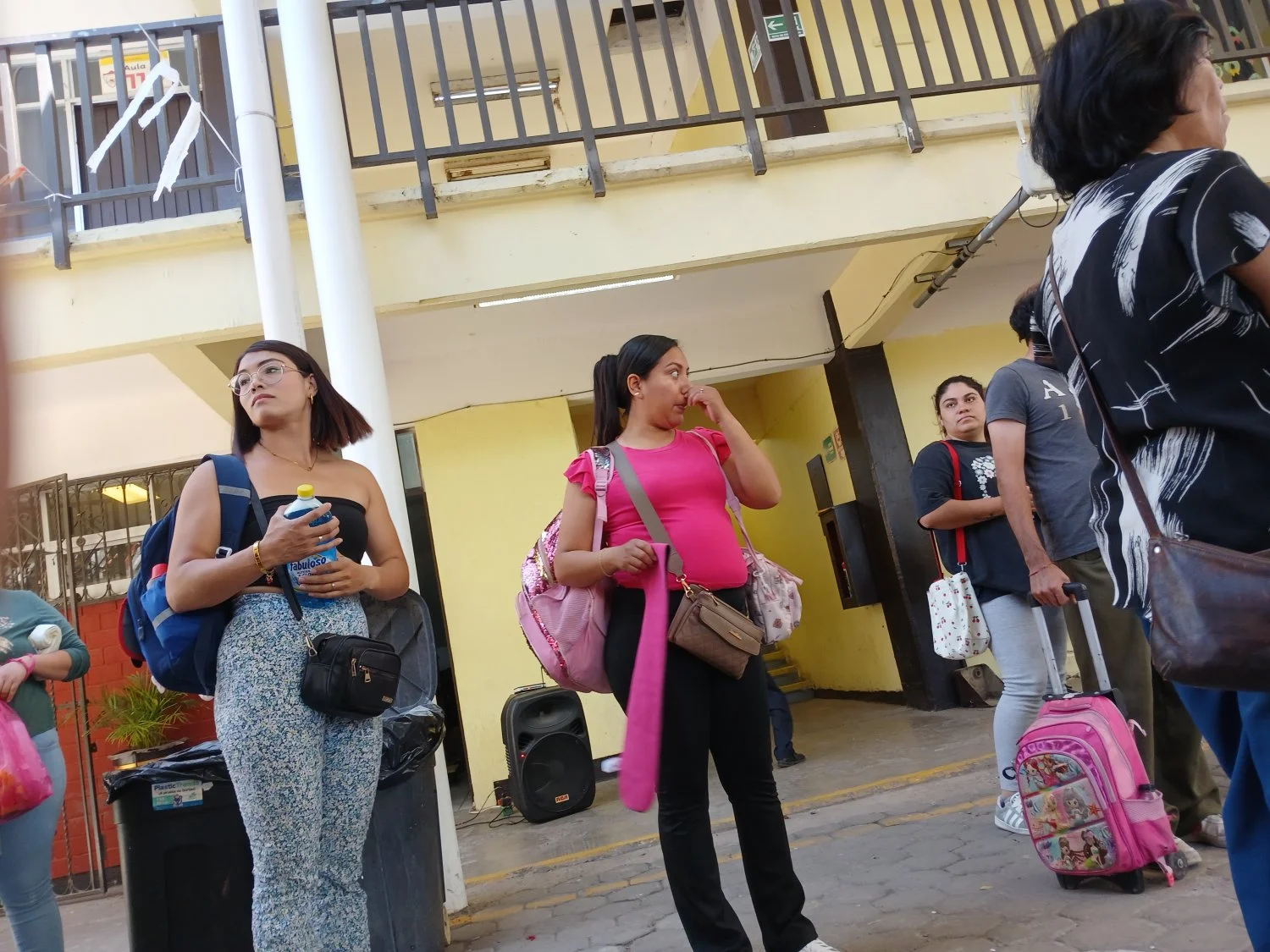 Voyeur hermosa putimami en la escuela image 8