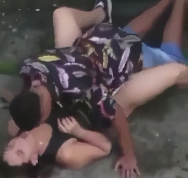 Novinha com fogo na buceta liberou em publico!! vazou, vazada, vazados, amador, novinha, corno image 1
