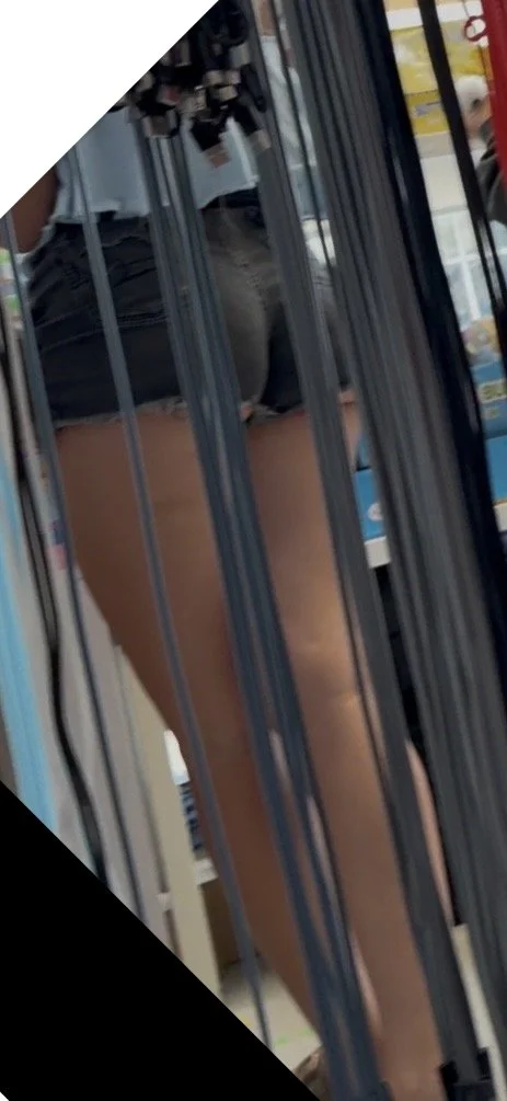 Baddie bubble butt blonde and her friend image 2