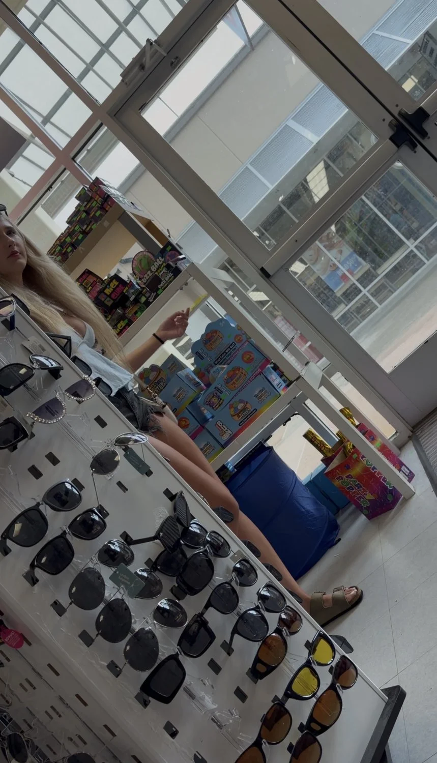 Baddie bubble butt blonde and her friend image 4