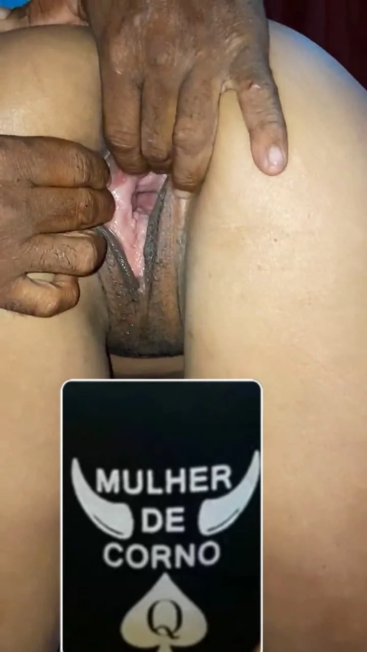Negão arrombando a bucetinha da esposa do corno image 5