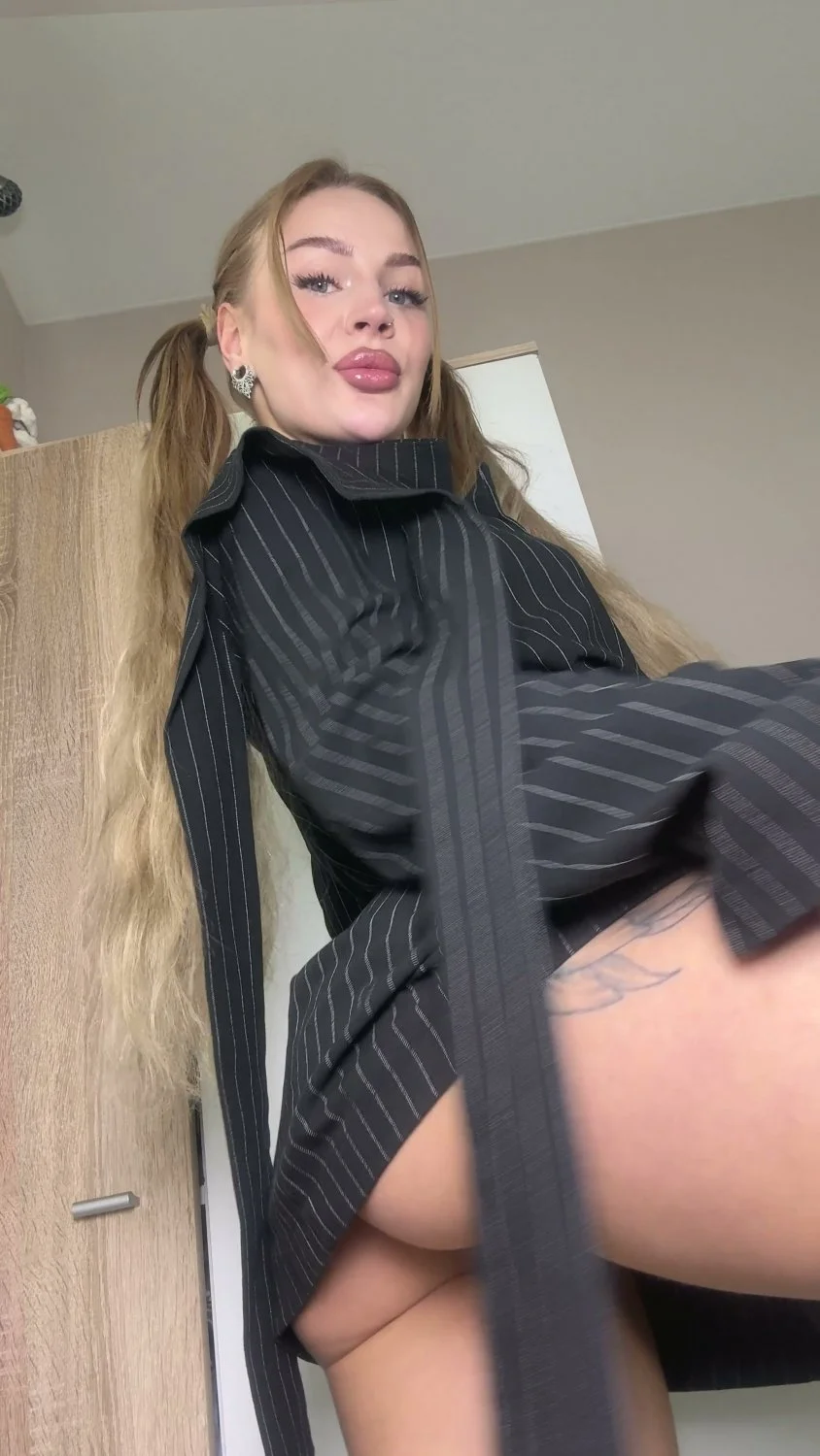 🔞 Hot hot natural tits nude teasing pussy 😈🍑 Check OF now image 5