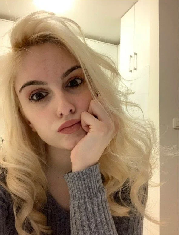 Balkan slut Andjela gets backshots image 1