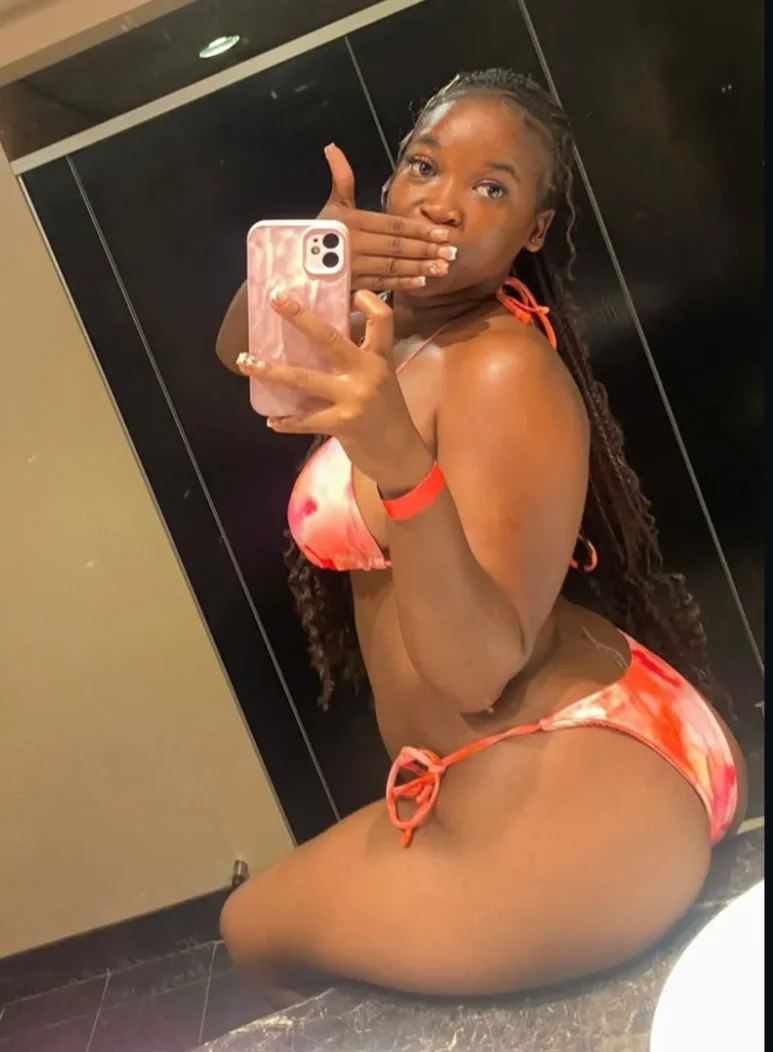 Perfect sized tits😍🤤 main image