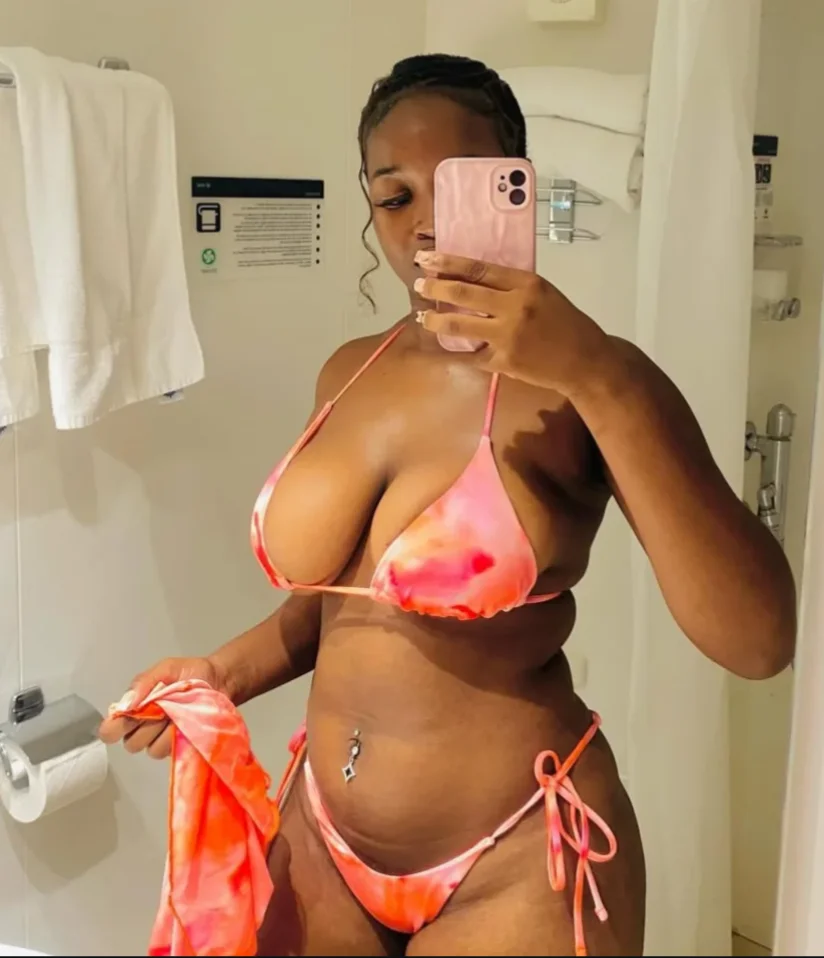 Perfect sized tits😍🤤 image 4