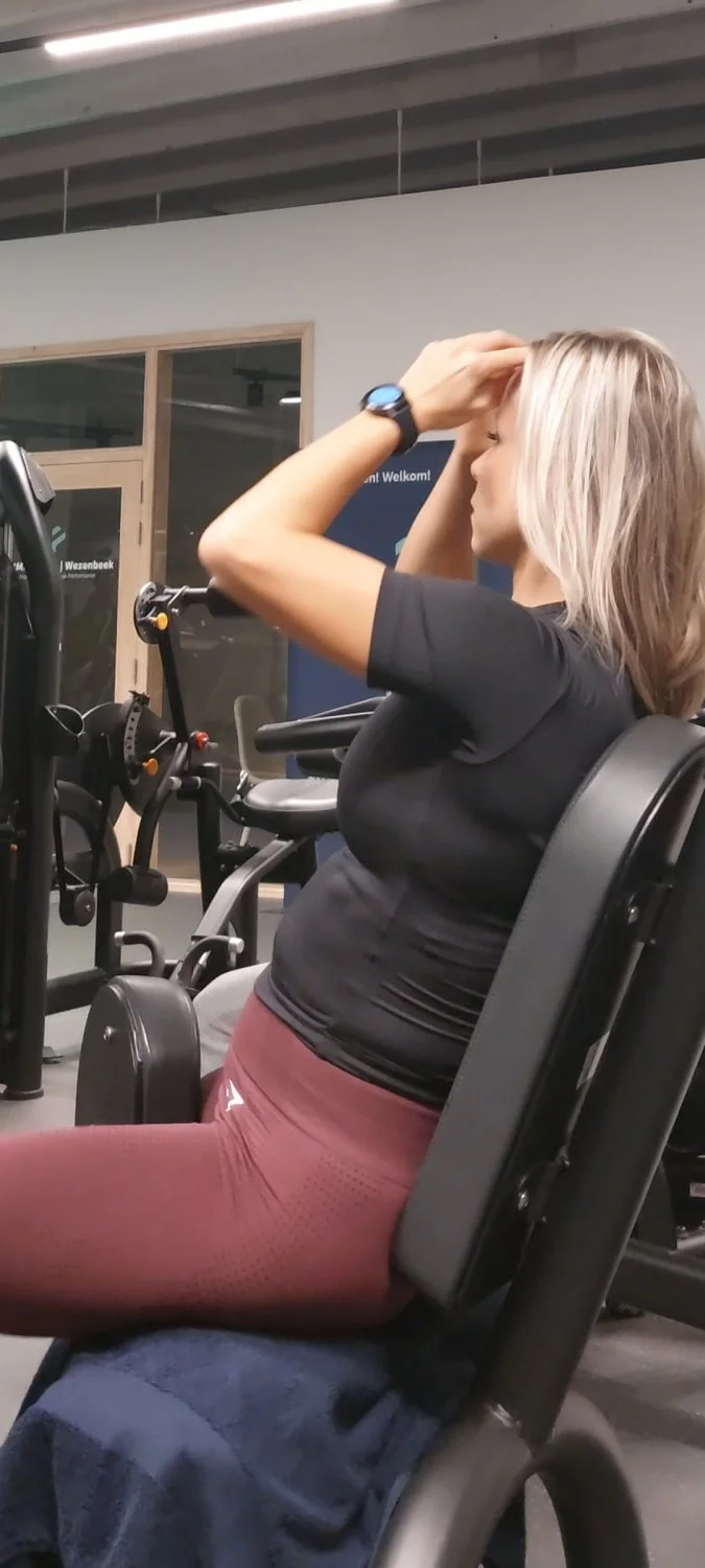 Sexy blonde Yentl G. Gym creepshots image 3