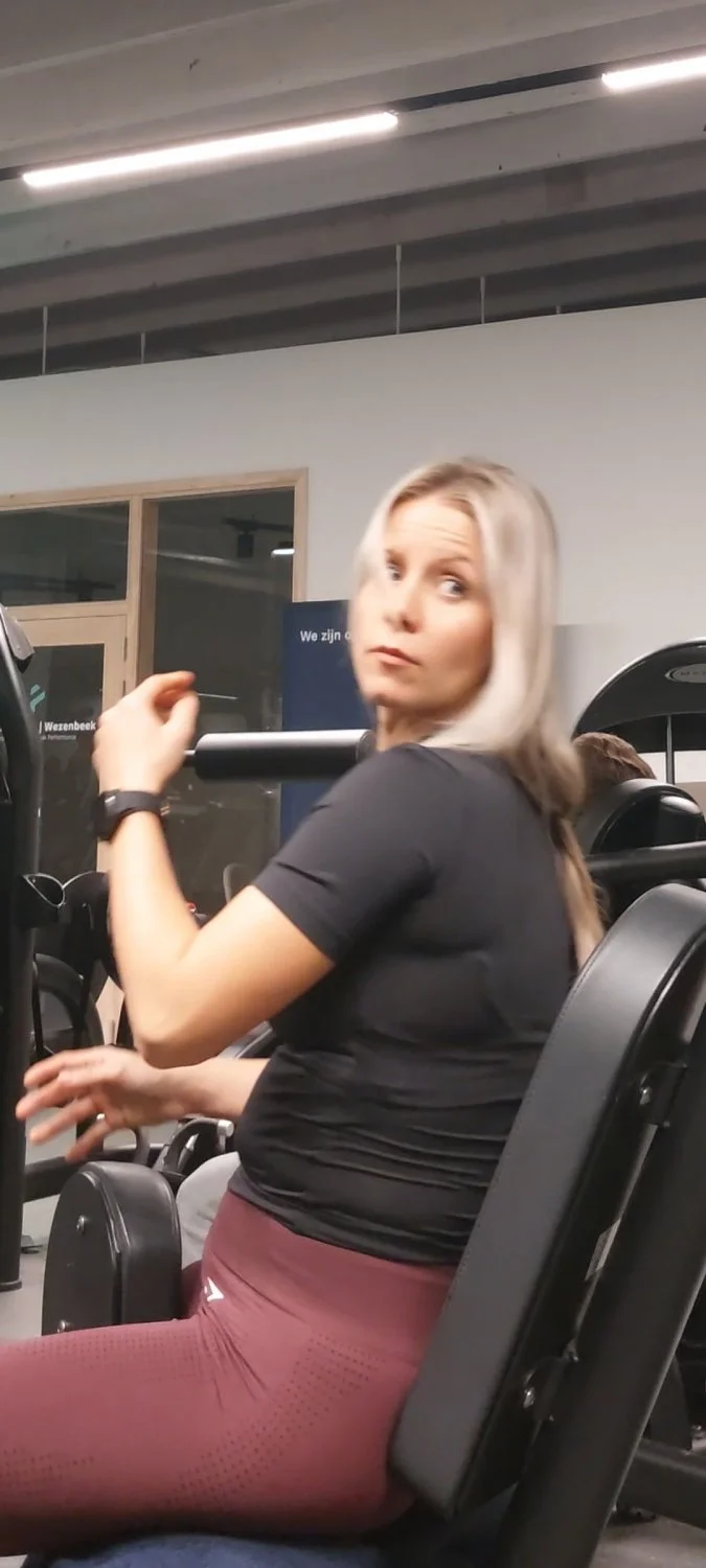 Sexy blonde Yentl G. Gym creepshots image 5