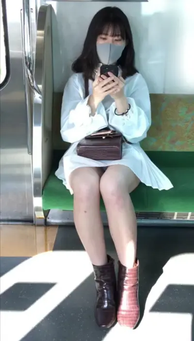 🔚Japanese　電車内　正面　美脚　ぱんちら　ソフトエロ　一発やりたい cover image