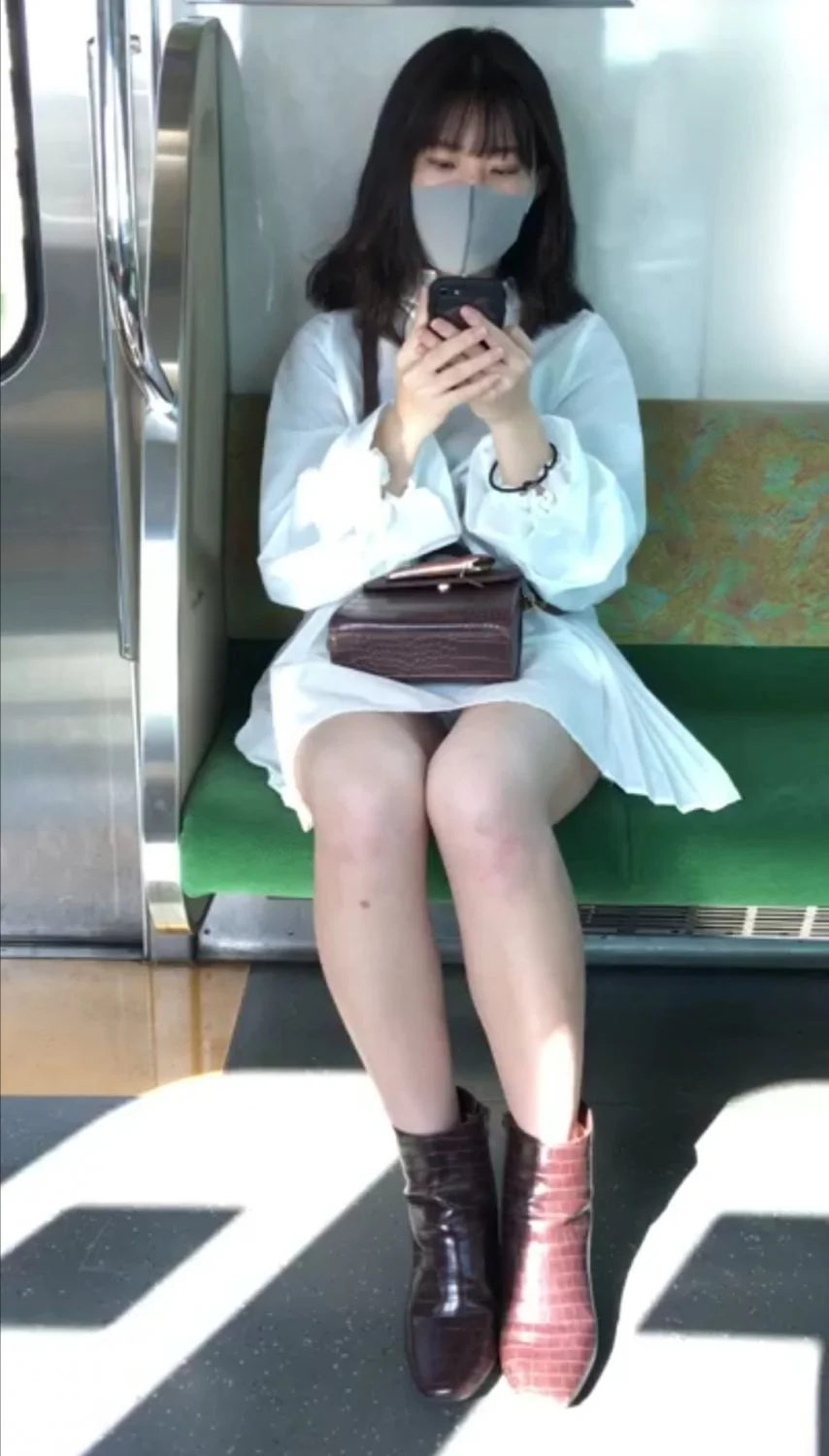 🔚Japanese　電車内　正面　美脚　ぱんちら　ソフトエロ　一発やりたい main image