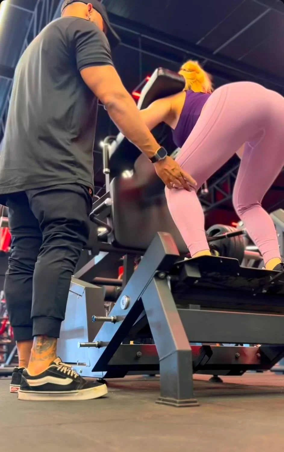 Novinha gostosa da academia exibida por tarado punheteiro main image
