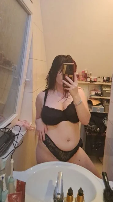 Chubby goth girl love to show herself main image