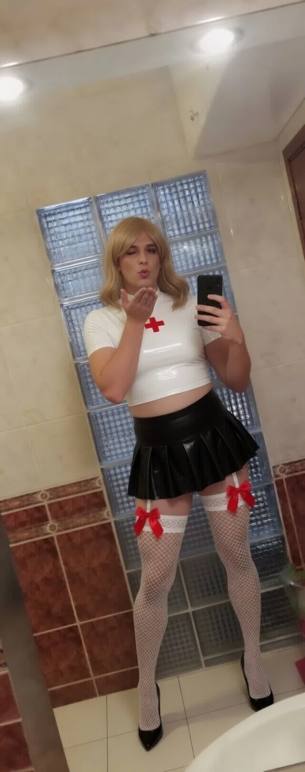 Sissy Slut Laura wants exposing image 14