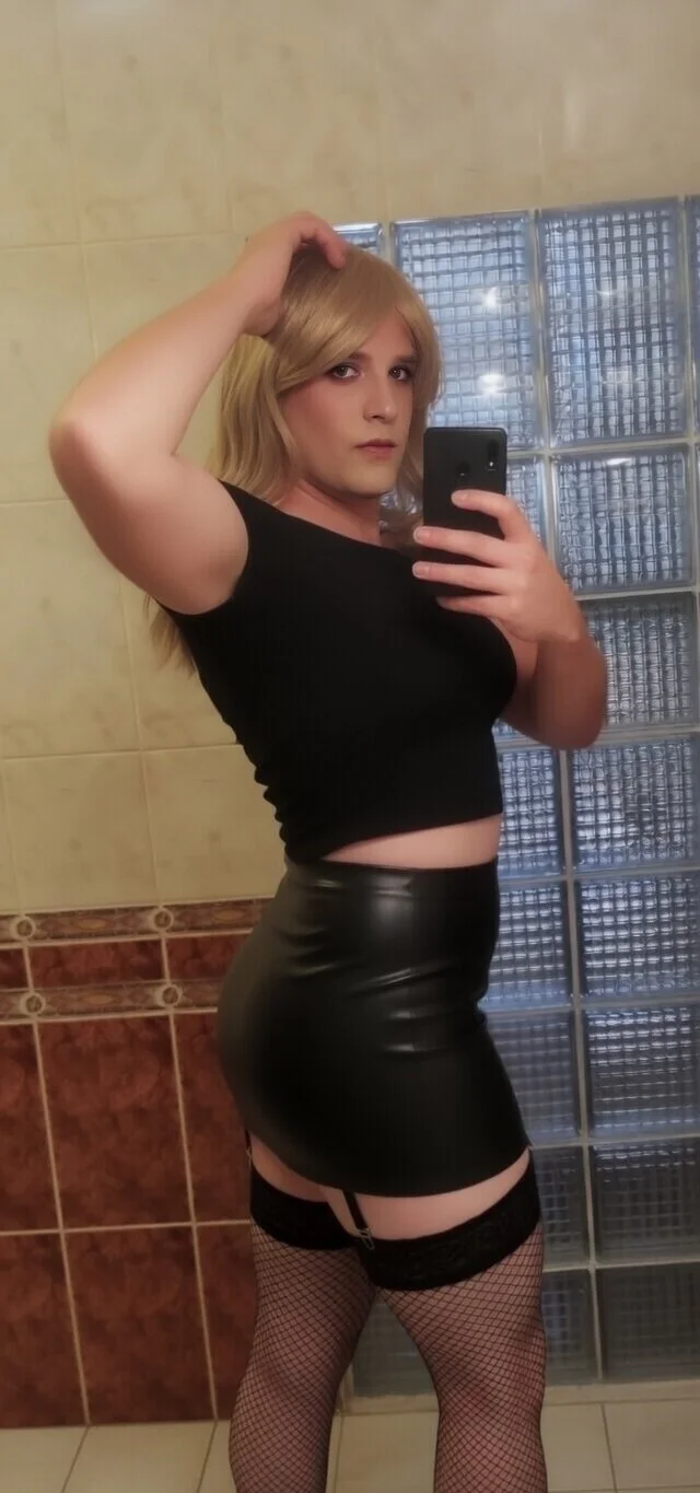 Sissy Slut Laura wants exposing image 25