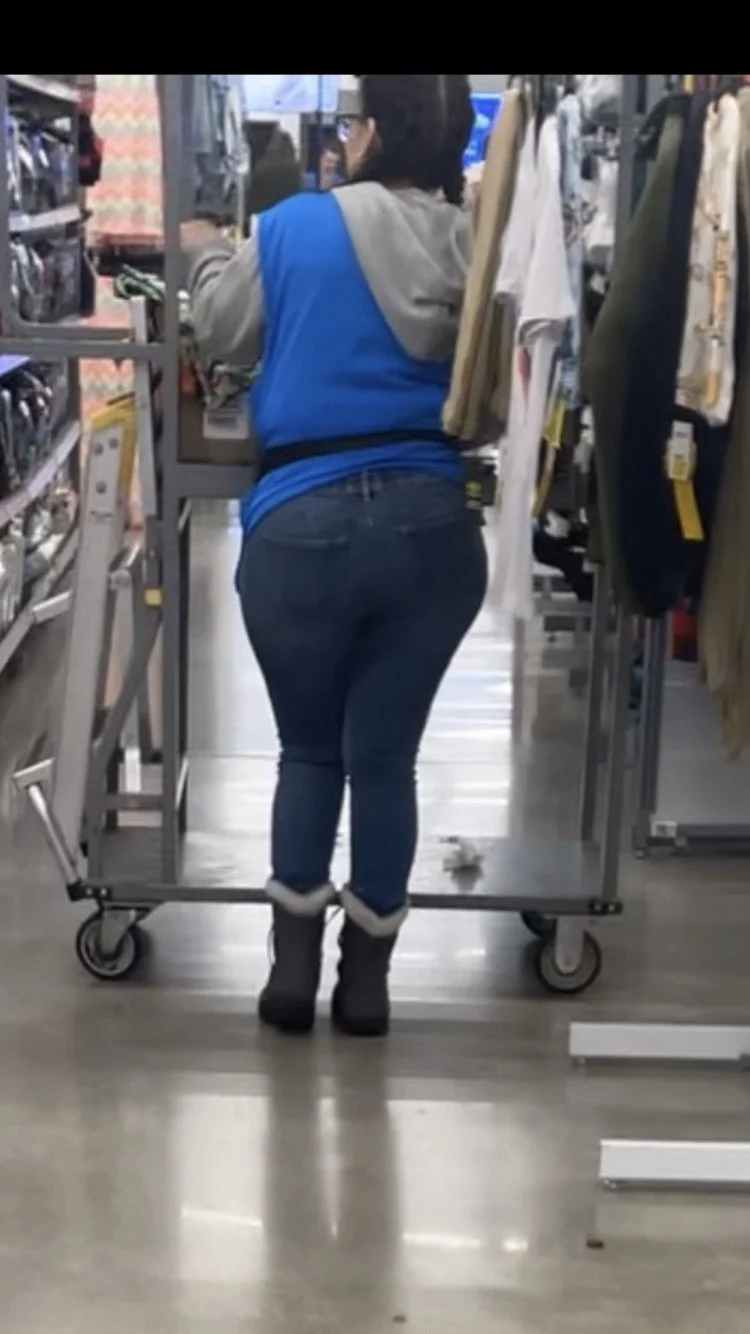 Another Latina mami with a huge ass got me tryna work at Walmart. Who wants more of her? main image