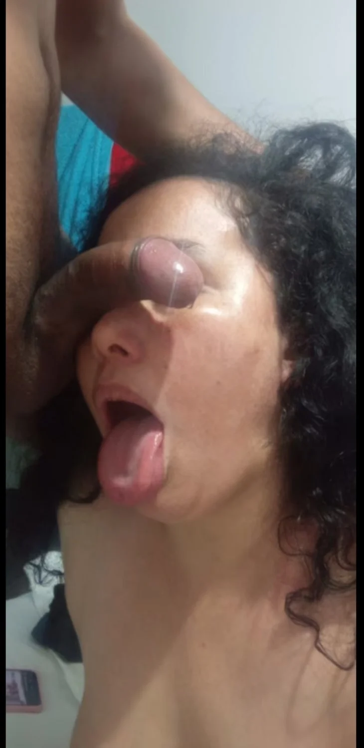 Colombiana MILF que adora posar para a câmera com um pau na boca. image 5
