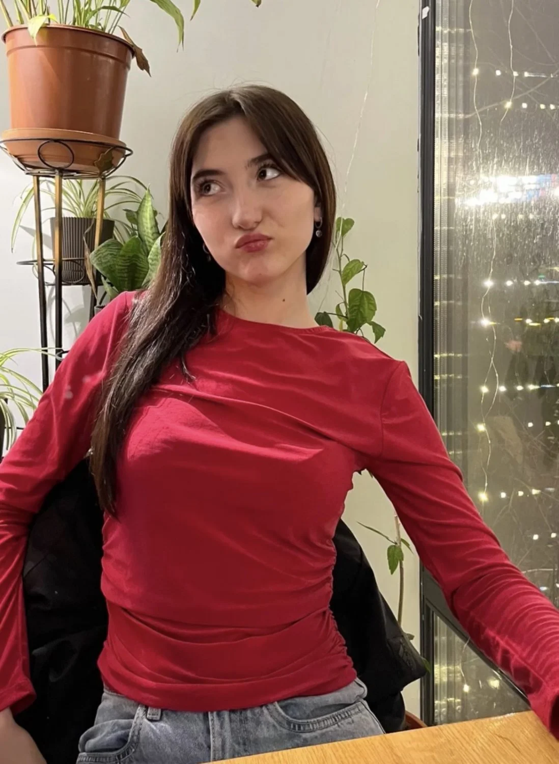 Red skirt and sexy feet. Caught main image