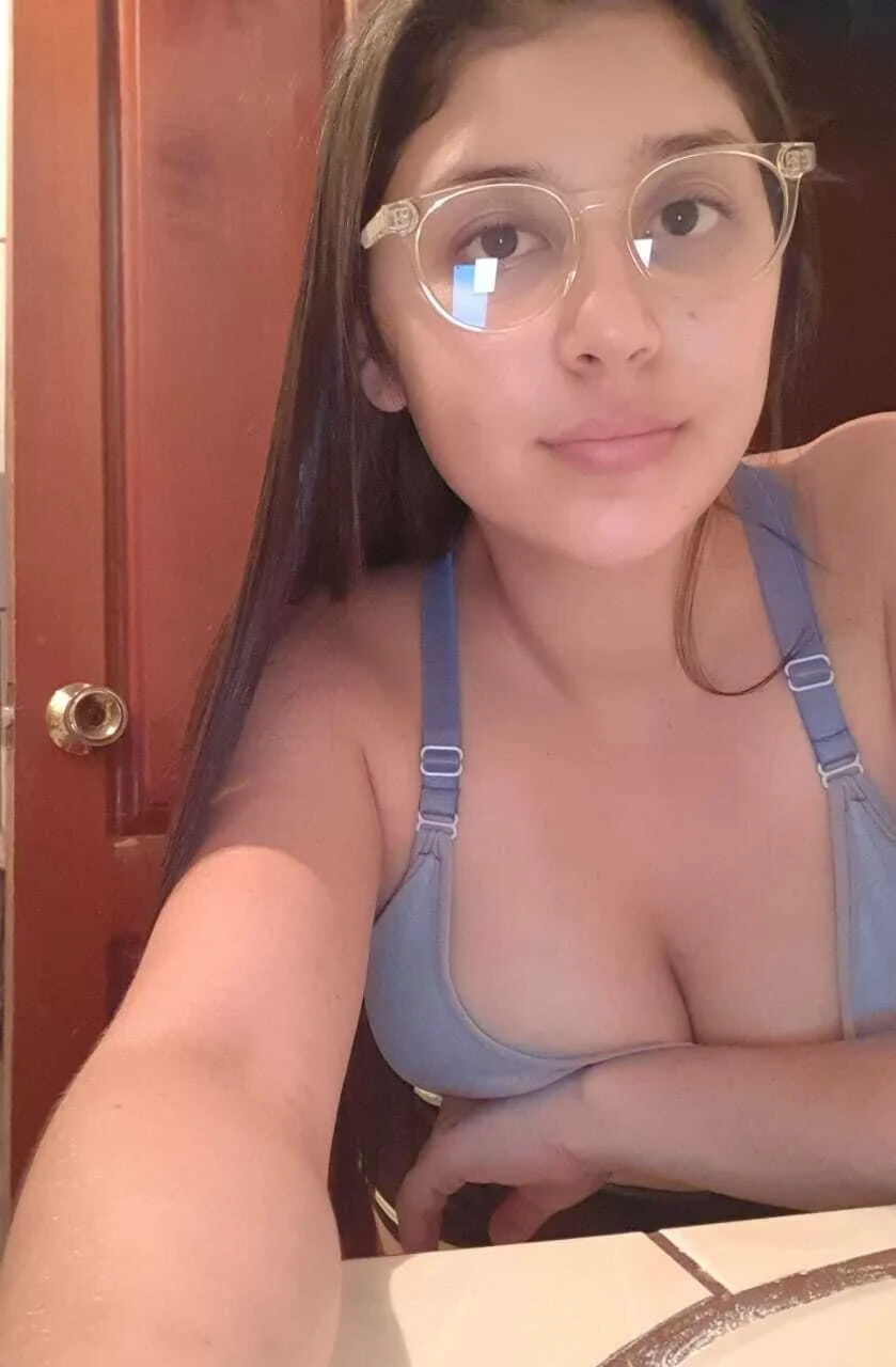 Nerd universitaria de grandes tetas image 11