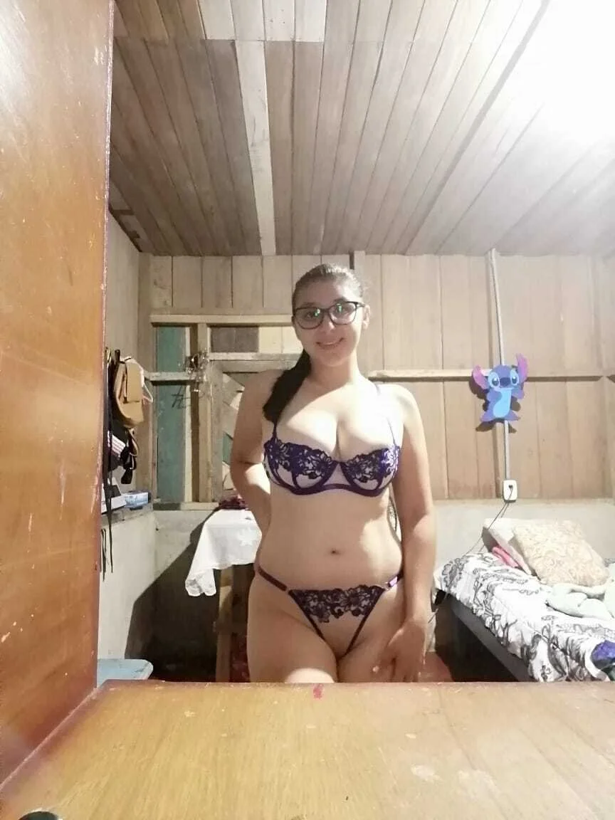 Nerd universitaria de grandes tetas image 16