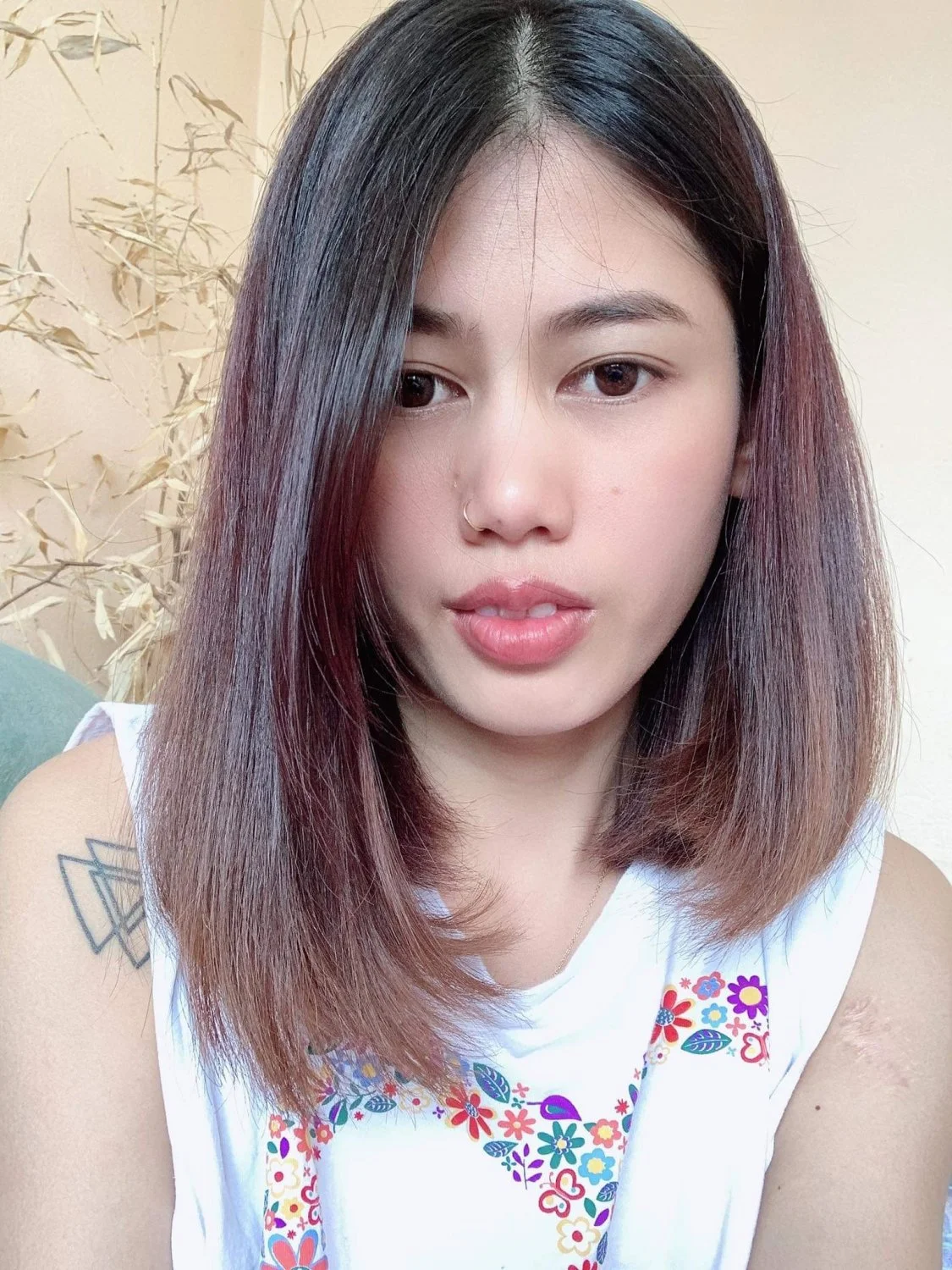 Thai mature woman loves posing with her hairy pussy main image
