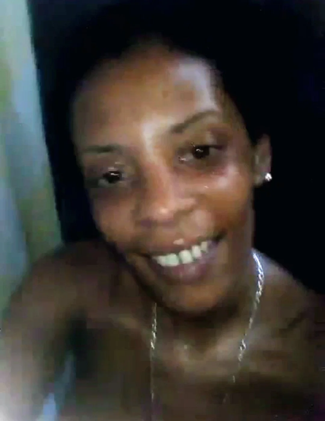 HOLA BBS AQUI EN EL BAÑO ESPERANDO A MI MACHO PARA QUE ME METAN LA VERGA Y ME DE LECHITA CALIENTE image 2