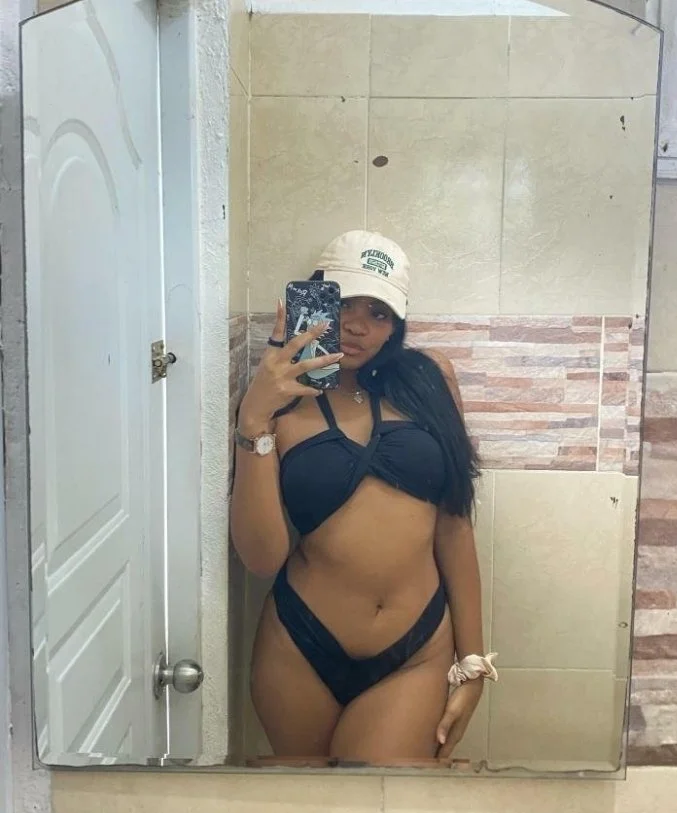 Anleny se traga sus propios fluidos vaginales image 4
