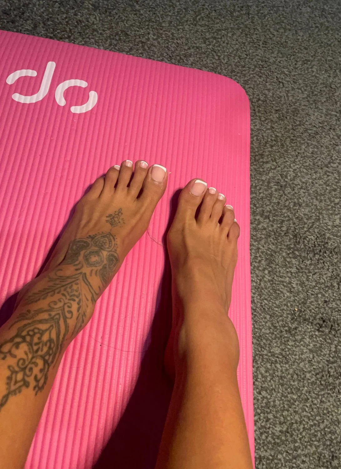 Looking for pretty feet main image