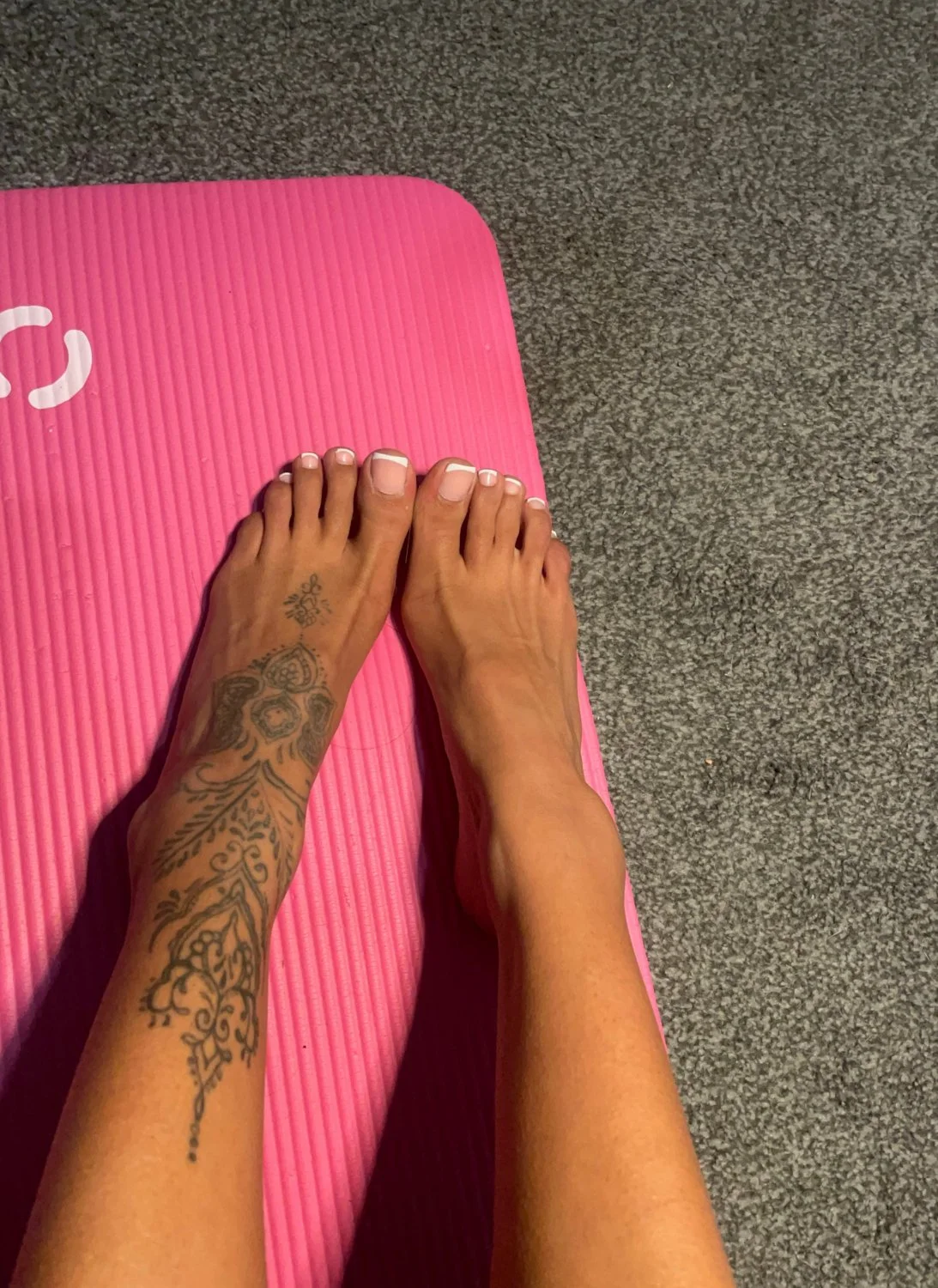 Looking for pretty feet image 2