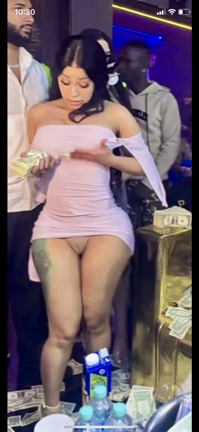 Cardi b clubbing w no bra or panties n it shows🥹🤯😳 main image
