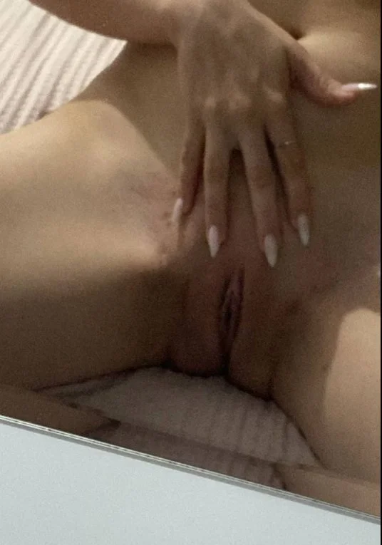 Branquinha gostosa tirando nudes no quarto image 3