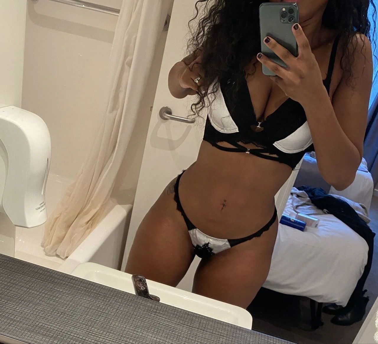 Curvy Ebony in lingerie leaked image 25