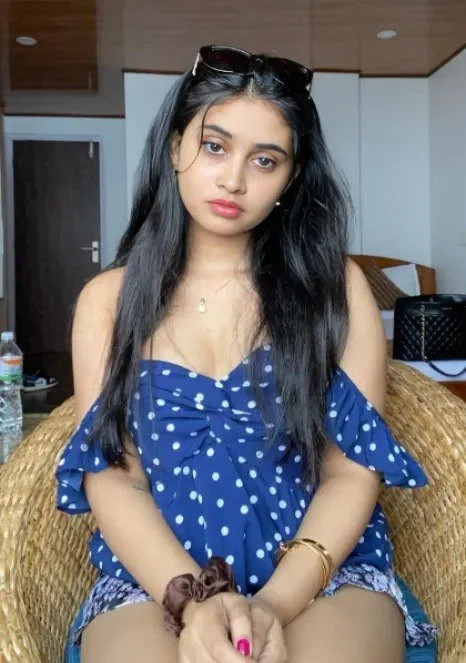 Busty indian baddie aishwarya from bangalore got hardfuck in hotel with her friends image 2