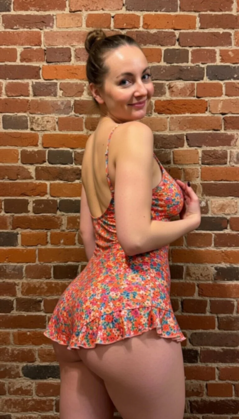 Sexy Lauren on display image 4