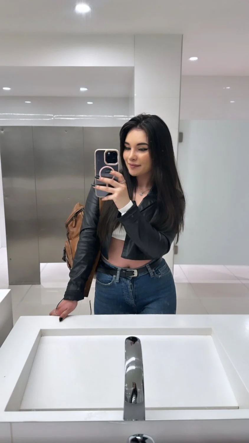 Laura_1 😈 main image