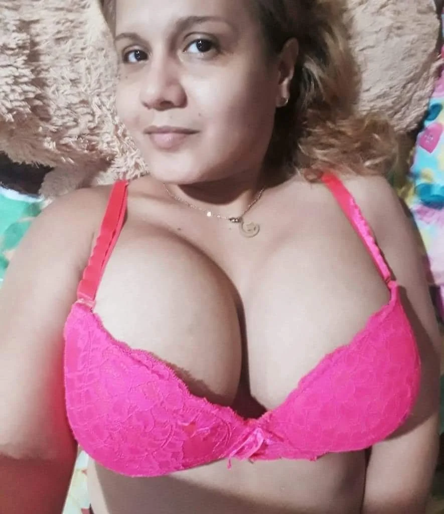 Latina morocha rubia milf con enormes tetas grandes de chocolate 🍫 image 1