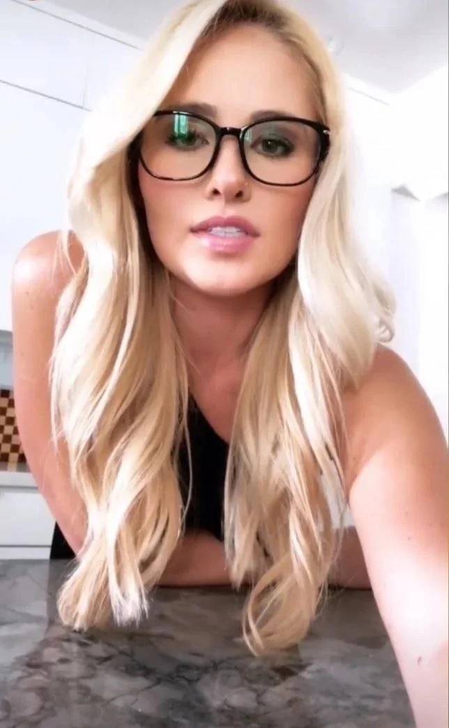 Smoking Hot Blonde Tomi image 28