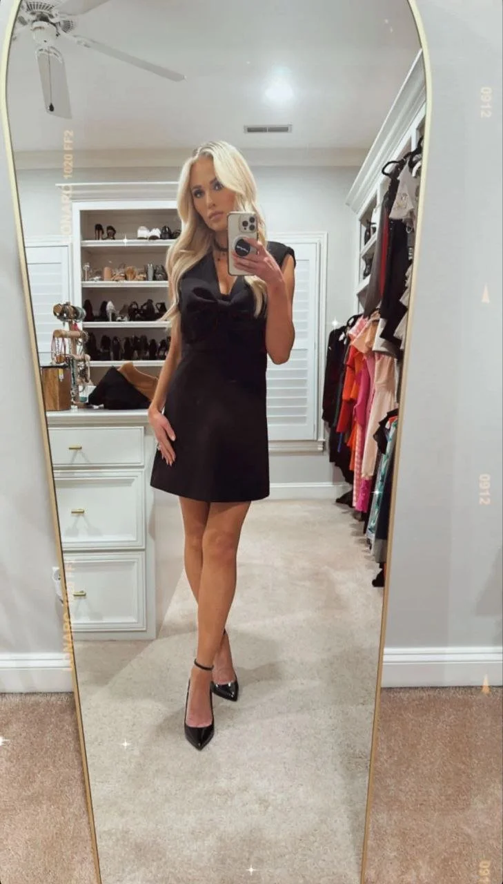 Smoking Hot Blonde Tomi image 40
