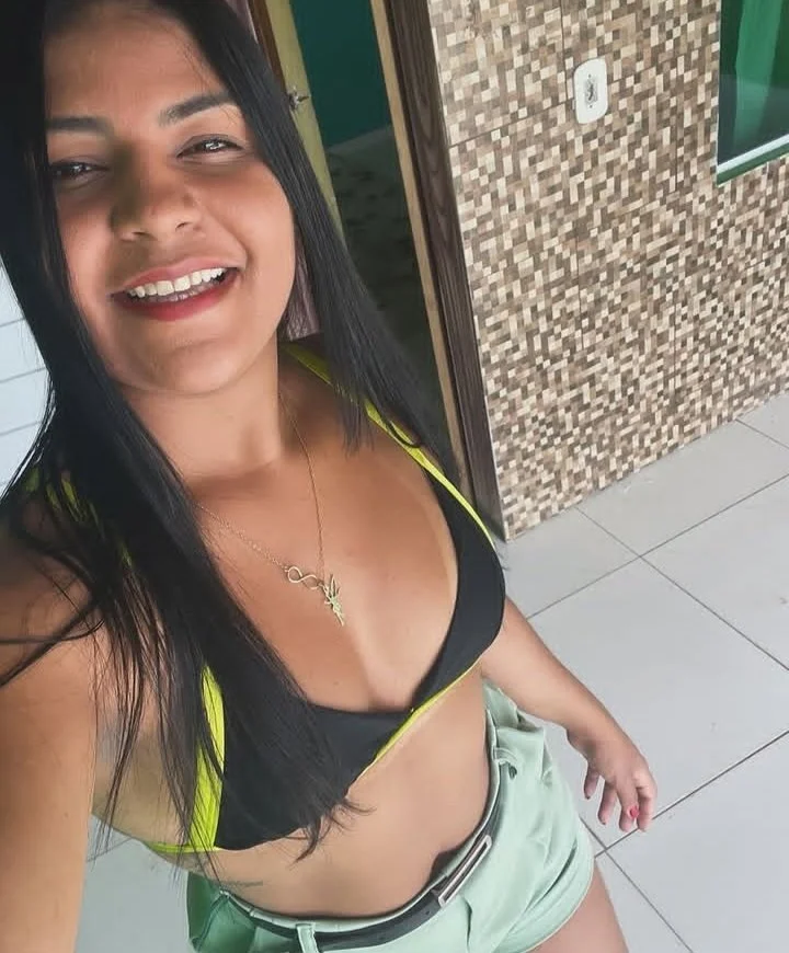 Puta casada exibindo a bucetinha pro amante image 6